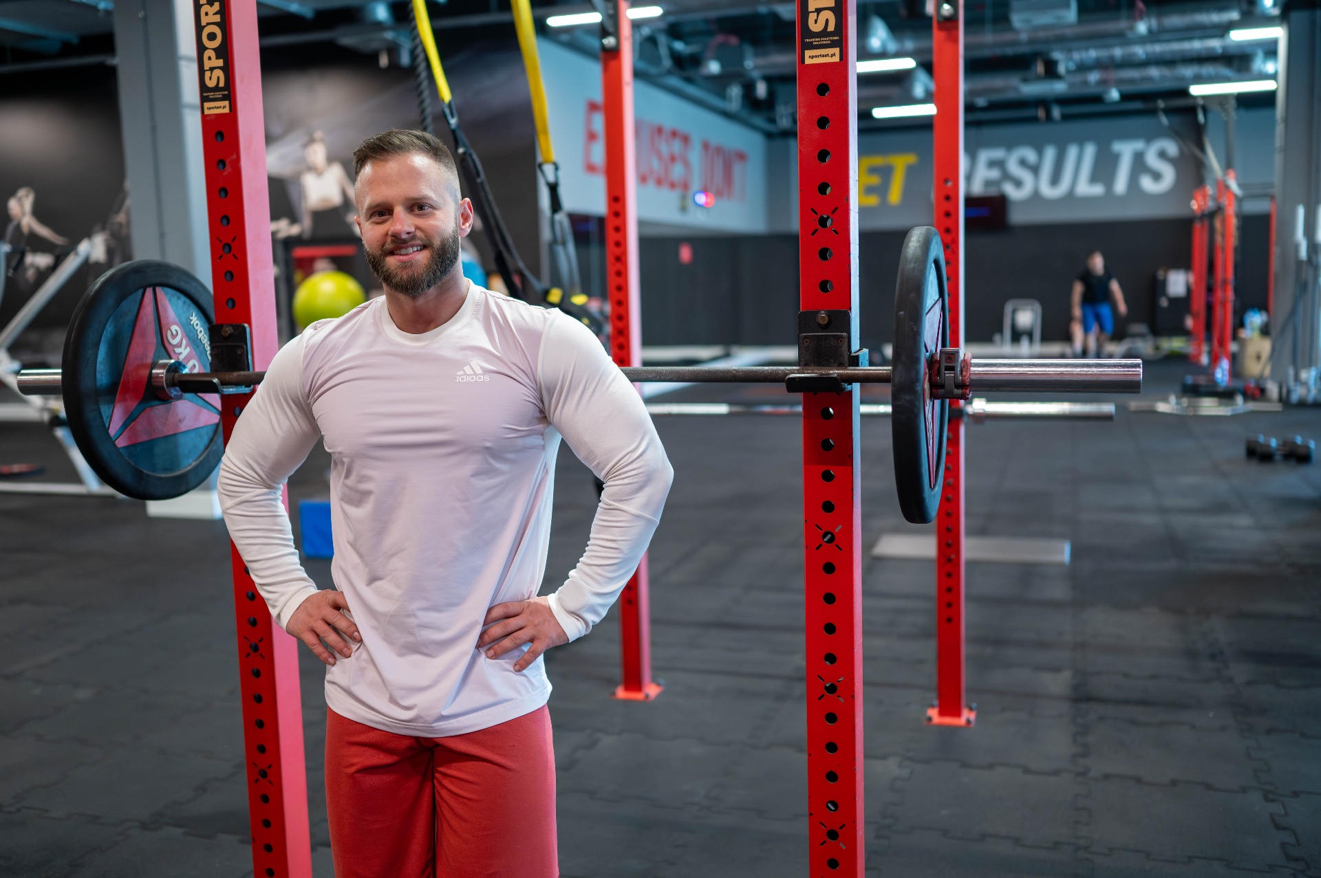 Trener Physique Pro Team przy stojaku